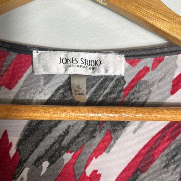 Jones Studio Red and Black Sleeveless Blouse / Camisole with Pleated Design - Picture 2 of 7